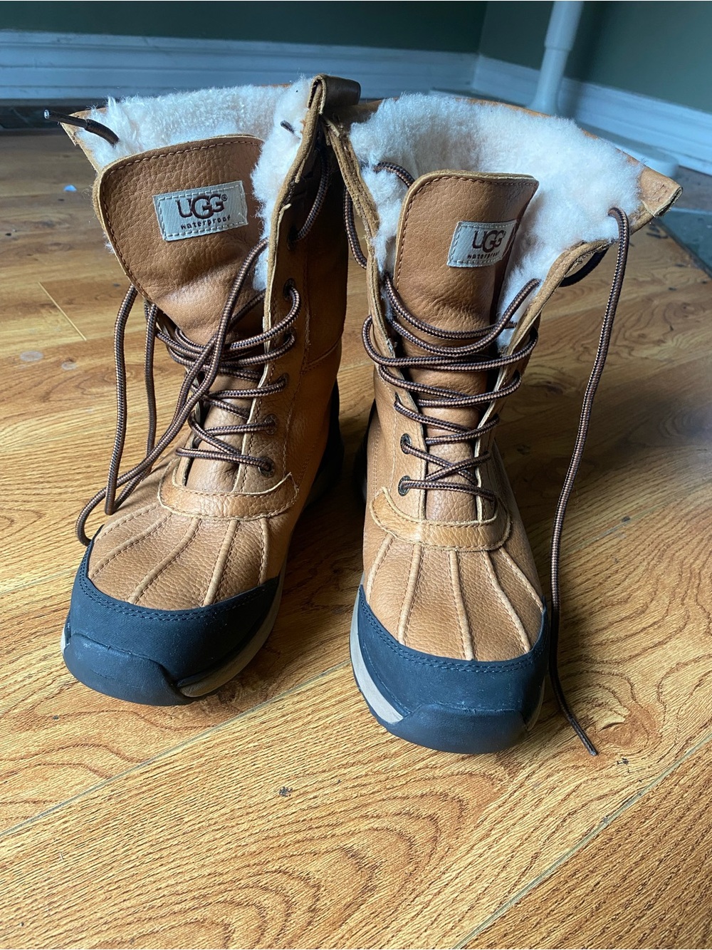 UGG Brown and Black Shearling-Lined Lace-Up Winter Boots women 7.5